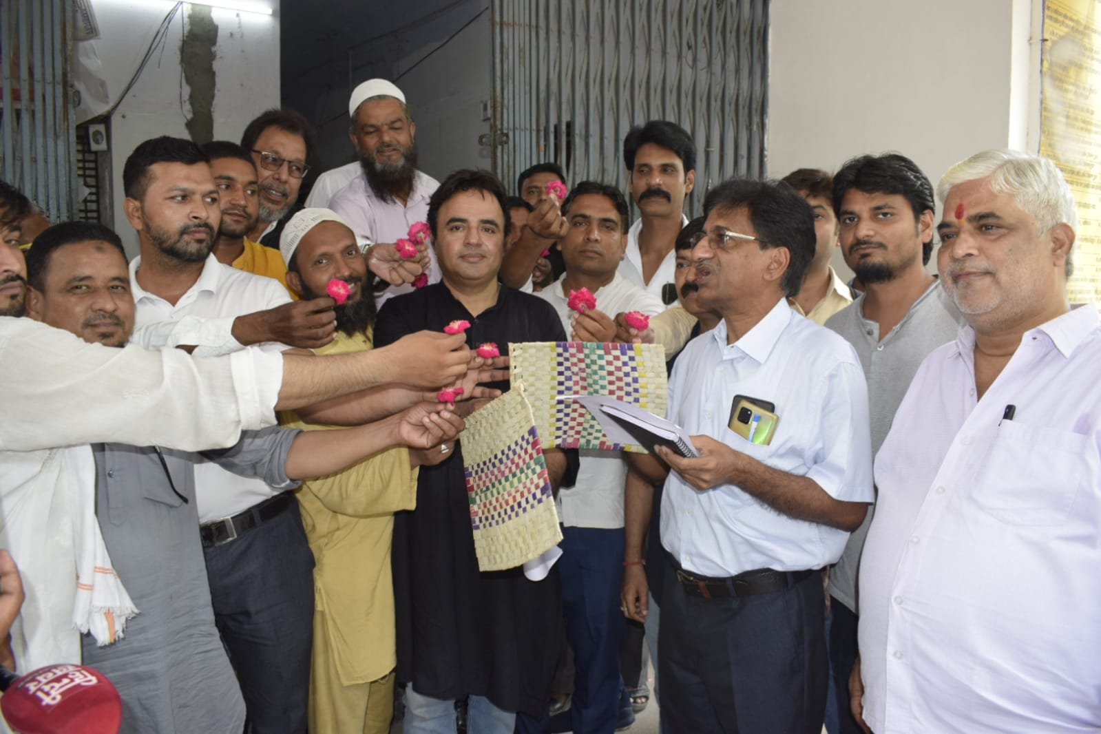 SP arrived with flowers and hand fans to besiege the chief engineer