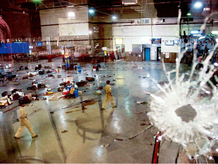 यह 26/11 अटैक के समय मुंबई के CST स्टेशन की तस्वीर है। यहां आतंकियों की फायरिंग में 58 लोग मारे गए थे।