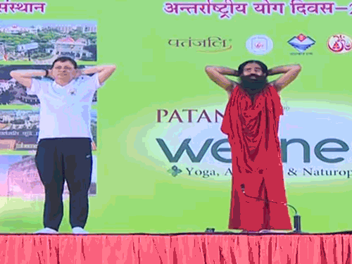 योग गुरु स्वामी रामदेव ने उत्तराखंड के मुख्यमंत्री पुष्कर सिंह धामी के साथ हरिद्वार में योग किया।