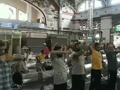 मुंबई सेंट्रल स्टेशन पर लोगों और रेलवे के स्टाफ ने ने बुधवार सुबह योग किया।