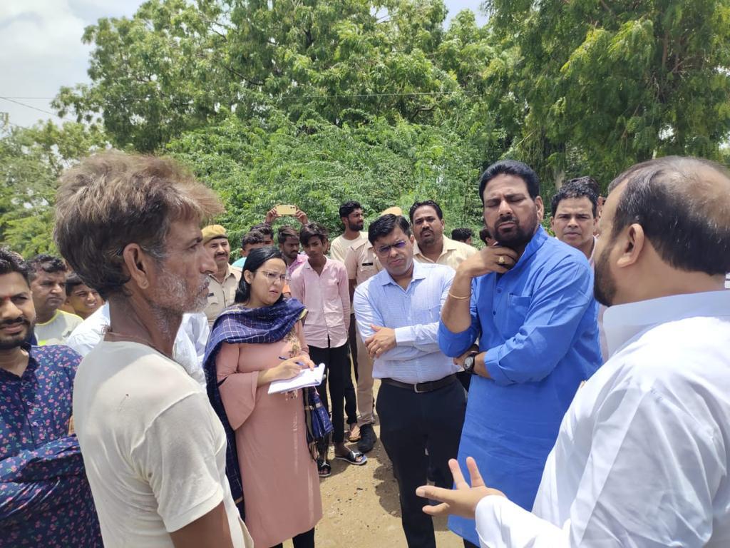 सिरोही के प्रभारी मंत्री व सरकारी उप मुख्य सचेतक (विधानसभा) महेन्द्र चौधरी सिरोही के प्रभावित क्षेत्रों में प्रशासनिक अफसरों के साथ प्रभावित ग्रामीणों से बातचीत करते हुए।