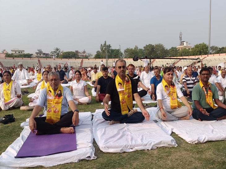 पाटलिपुत्र स्पोर्ट्स कंपलेक्स में राज्यसभा सांसद सुशील मोदी, पूर्व मंत्री मंगल पांडे समेत बीजेपी के कई नेता योग करते दिखें।