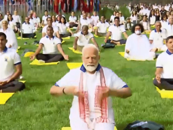9वें अंतरराष्ट्रीय योग दिवस पर UN हेडक्वार्टर में योग करते हुए PM मोदी।
