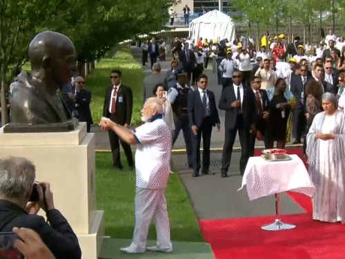 PM मोदी UN में बोले- योग कॉपीराइट फ्री : कहा- यह हमारी पुरानी संस्कृति, इसकी वजह से दुनिया भारत के साथ आई UN के नॉर्थ लॉन में योग करने पहुंचे पीएम मोदी ने महात्मा गांधी की प्रतिमा पर पुष्प अर्पित किए।