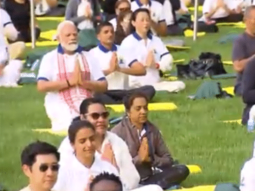 PM मोदी ने कहा- आप योग को कहीं भी कर सकते हैं। ये फ्लेक्सिबल है। ये सभी संस्कृतियों के लिए है। योग जिंदगी जीने का तरीका है।