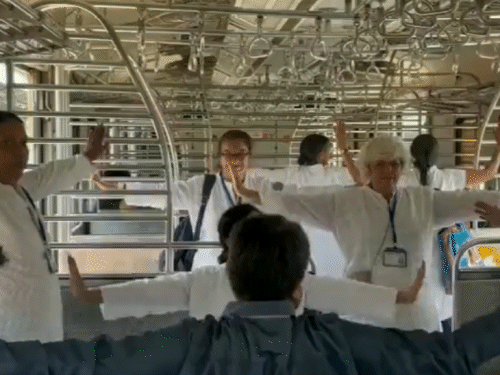 मुंबई की एक लोकल ट्रेन में कुछ लोगों ने योग किया।