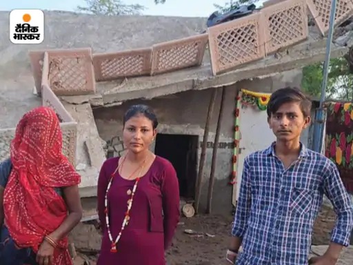 तस्वीर पाली के तखतगढ़ की है। बीचों-बीच खड़ी 19 साल की सीमा की 22 जून को शादी है। लेकिन, तूफान की बारिश में उनका पूरा घर टूट कर धराशायी हो गया।