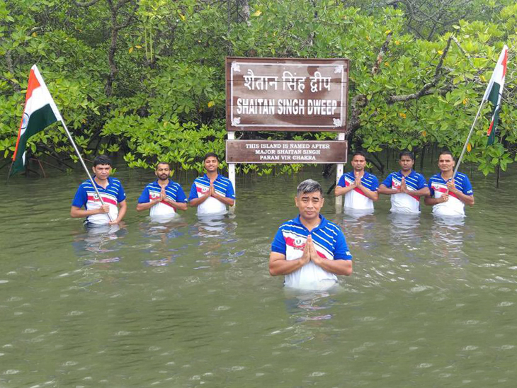 भारतीय कोस्ट गार्ड के सैनिकों ने अंडमान और निकोबार द्वीप समूह में शैतान सिंह द्वीप पर योग किया।