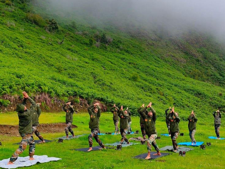 यह फोटो अरुणाचल प्रदेश की है। यहां भी सेना के जवानों ने योग किया।