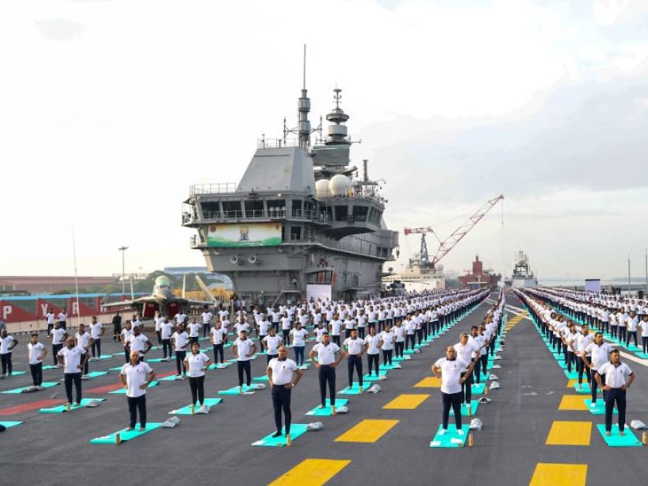 INS विक्रांत पर जवानों ने योग दिवस पर योग किया।