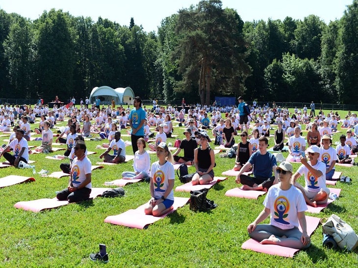 रूस में मॉस्को के सारित्सिनो पार्क में सैंकड़ों लोग योग करने जुटे।