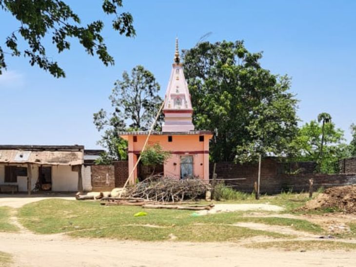 नेपाल के गांव हुल्लासपुर में बना मंदिर। हुल्लासपुर और भारत के ककरदरी गांव के बीच सरहद बताने के लिए सिर्फ एक पिलर लगा है।