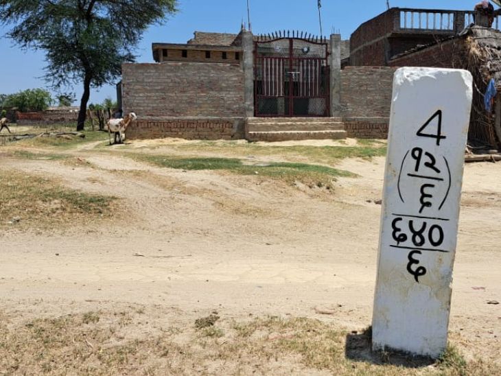 नेपाल बॉर्डर पर लगे पिलर से कुछ कदम की दूरी पर मदरसा और उसी में मस्जिद बनी हुई है। पिलर के इस ओर हुल्लासपुर गांव है।