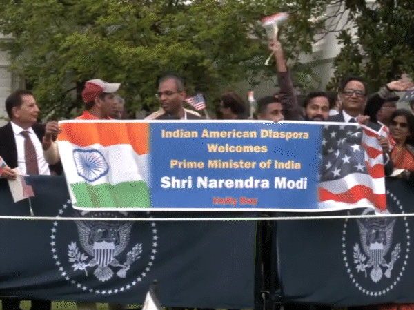 व्हाइट हाउस के साउथ लॉन में PM मोदी के स्वागत के लिए खड़े भारतीय मूल के लोग।