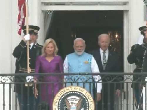 अमेरिकी राष्ट्रपति जो बाइडेन और उनकी पत्नी जिल बाइडेन के साथ व्हाइट हाउस की बालकनी में आकर लोगों का अभिनंदन स्वीकार करते हुए PM मोदी।