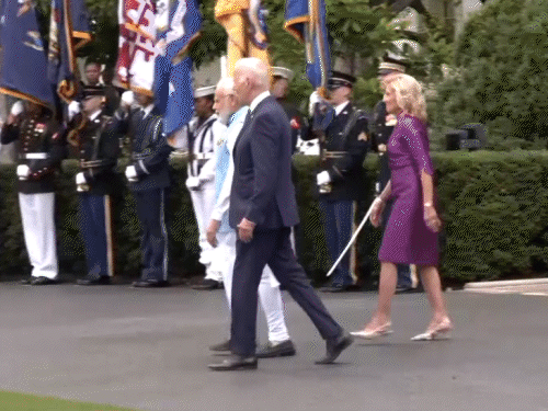 स्टेट विजिट पर व्हाइट हाउस पहुंचने के बाद कमला हैरिस और वहां मौजूद नेताओं से मिलते हुए पीएम मोदी।