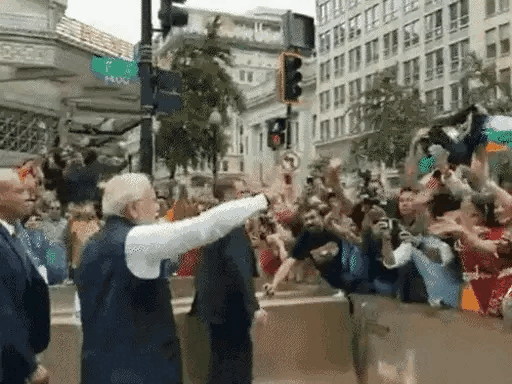 न्यूयॉर्क से वॉशिंगटन पहुंचने पर प्रधानमंत्री मोदी के होटल के बाहर भारतीय मूल के लोगों ने उनका स्वागत किया।