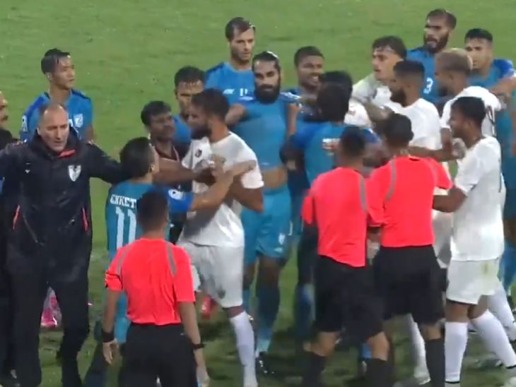 भारतीय टीम के हेड कोच और मैनेजर इगोर स्टीमाक ट्रैक सूट में। वे फोटो में ठीक बाएं खड़े हैं।