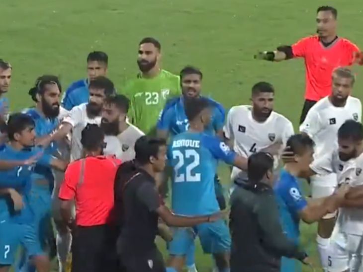 झड़प के दौरान मैच के रैफरी ने दोनों टीमों के खिलाड़ियों को शांत कराया।