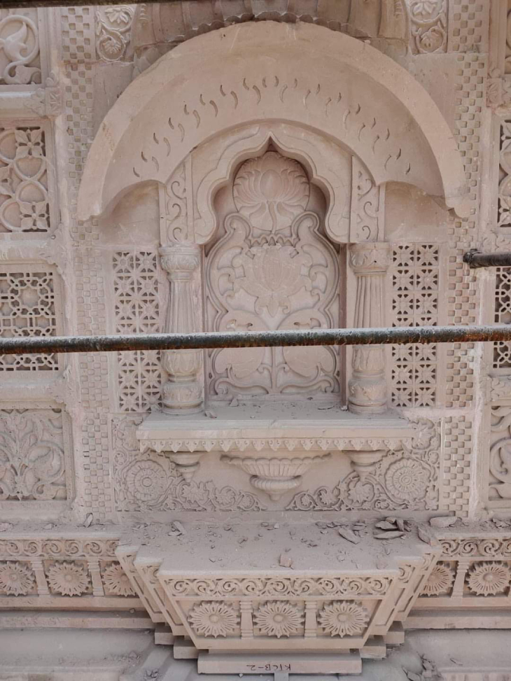 यह फोटो भूतल के खंभों में नक्काशी की है।