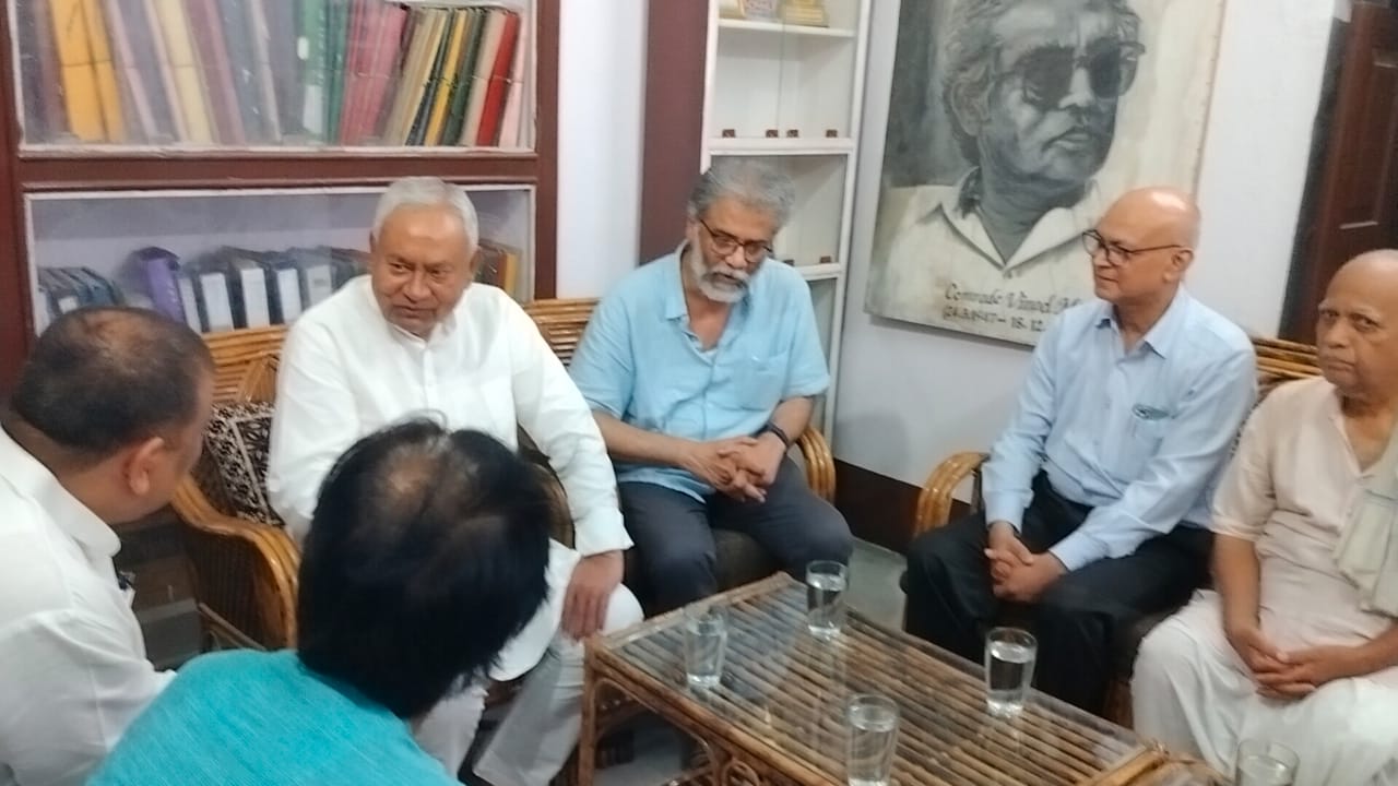 माले राज्य कार्यालय पहुंचकर मुख्यमंत्री नीतीश कुमार ने माले के राज्य सचिव दीपंकर भट्टाचार्य से मुलाकात की।