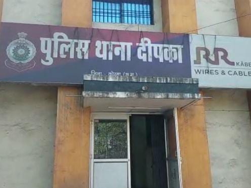 दीपका थाने में परिजनों ने किया जमकर हंगामा।