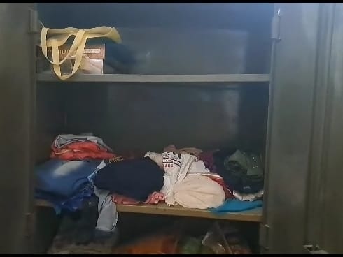 बैंक कर्मी के घर का टूटा गोदरेज