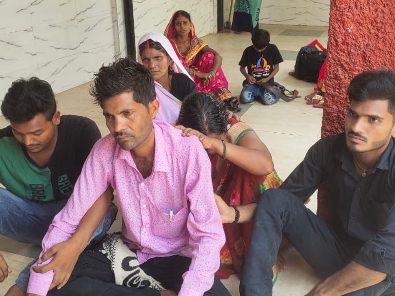 मृत युवती के पिता और अन्य परिजन अस्पताल में।