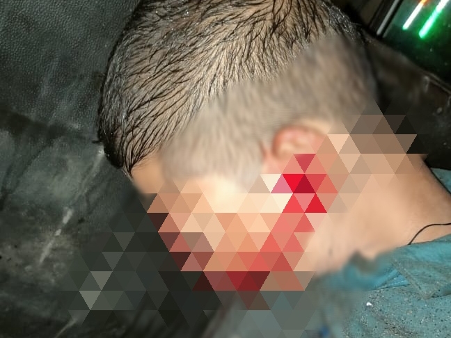 तेज रफ्तार ट्रेलर ने बाइक को मारी टक्कर। एक आरक्षक की मौत, दूसरा घायल।