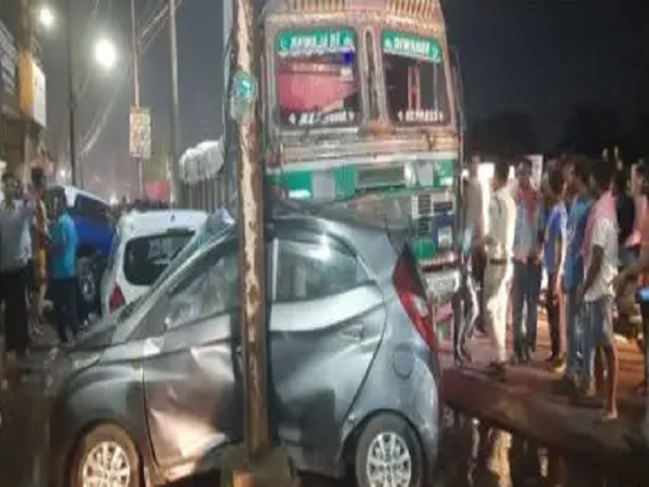 इस तरह कार को ट्रक ने रौंदा, मौके पर मौजूद भीड़।