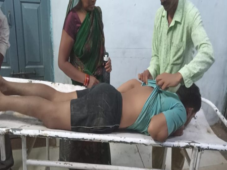युवक आशीष कैवर्त्य की कमर में लोहे की रॉड से गंभीर चोट लगी है।