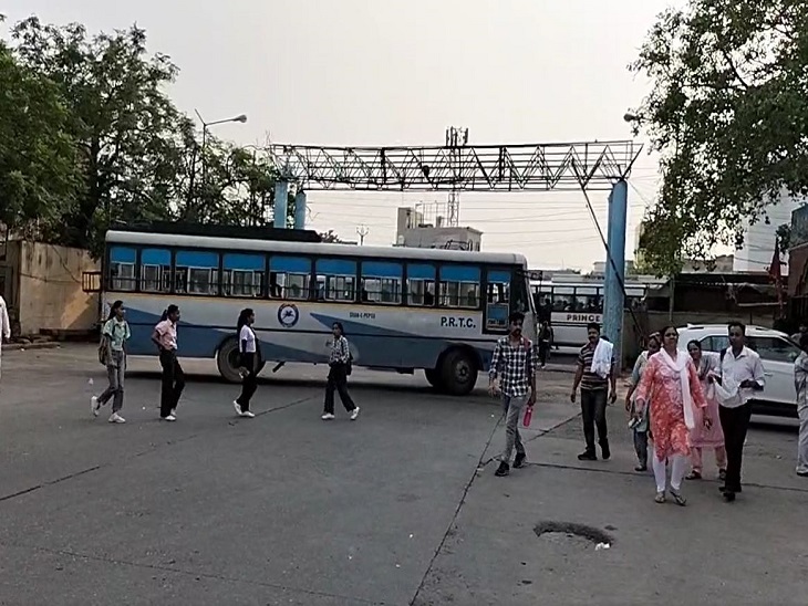 बस टेढ़ी लगाकर रोका गया बस अड्डे का गेट