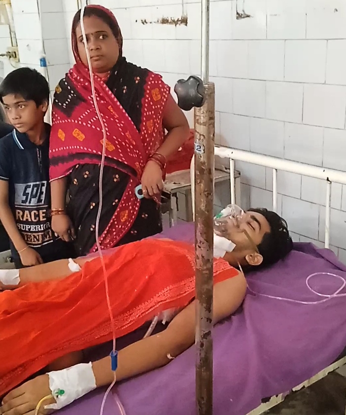 चाकू लगने के बाद घायल युवक।