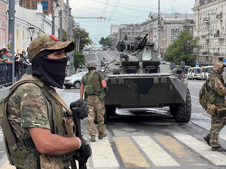 BBC के मुताबिक, वैगनर चीफ प्रिगोजिन ने यूक्रेन की सीमा के पास बसे रोस्तोव पर पूरी तरह कब्जा करने का दावा किया है।