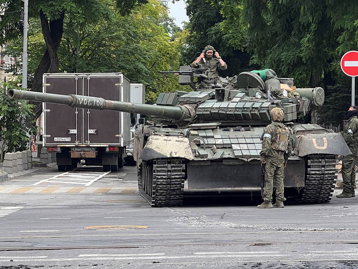 अल जजीरा के मुताबिक प्रिगोजिन ने रूस के रक्षा मंत्री सर्गेई शोइगु को मिलने बुलाया है। उन्होंने तब तक मिलिट्री हेडक्वार्टर खाली नहीं करने की बात कही है।