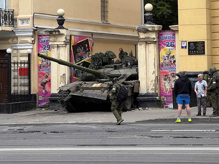 पुतिन के आदेश के बाद रूसी जांच एजेंसी FSB ने वैगनर चीफ के खिलाफ देशद्रोह का मामला दर्ज किया है। उनकी तलाश की जा रही है।