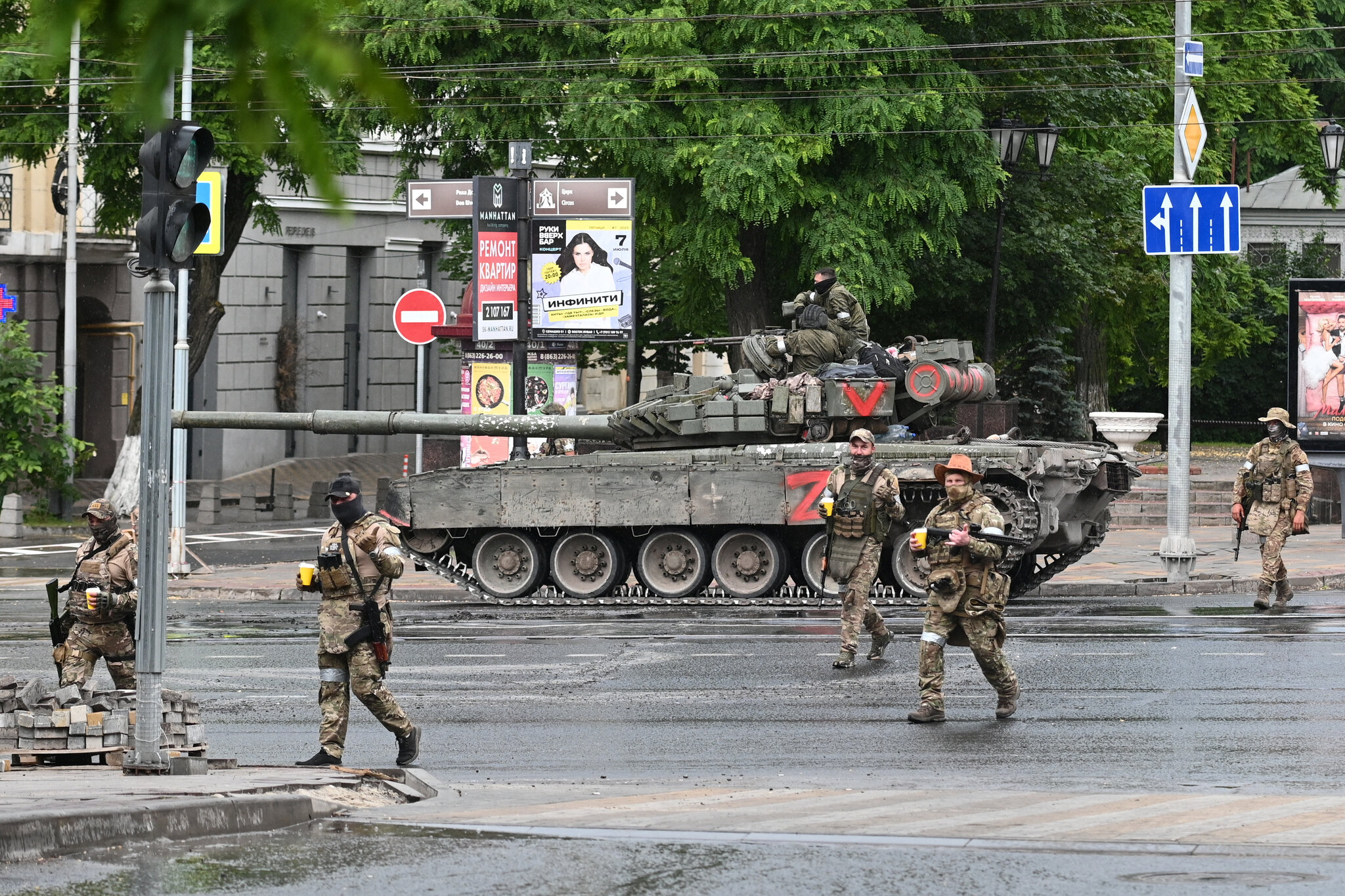 तस्वीर रोस्तोव में रूसी मिलिट्री हेडक्वार्टर के बाहर की है, जहां वैगनर के लड़ाके और बख्तरबंद गाड़ियां नजर आ रही हैं।