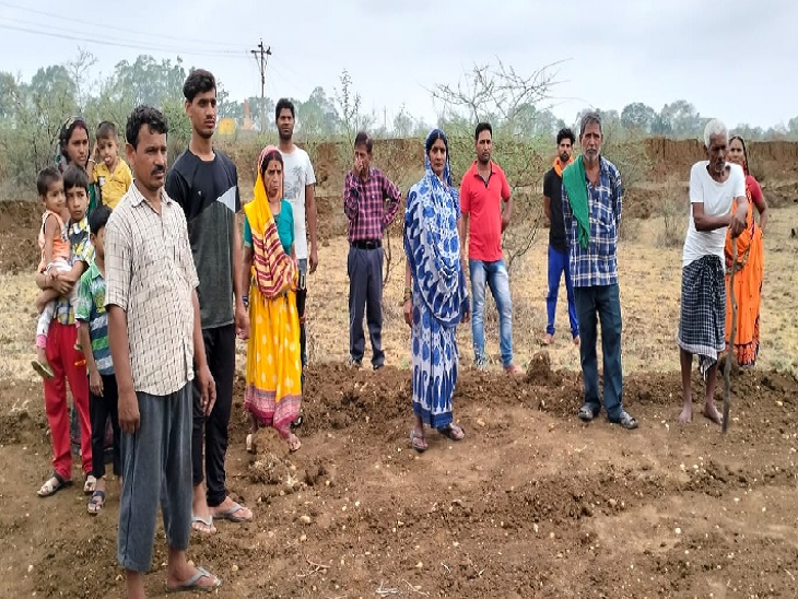 धमकी से भयभीत है किसान और परिवार के सदस्य।