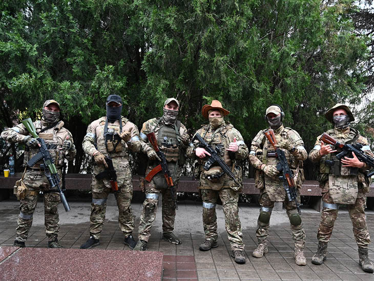 रोस्तोव में वैगनर आर्मी के हथियारबंद लड़ाके तैनात हैं। मीडिया रिपोर्ट्स के मुताबिक शहर का एरोड्रम भी उनके कब्जे में है।