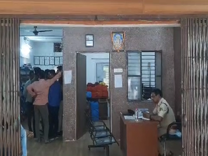 दोनों पक्ष पहुंचे थाने।