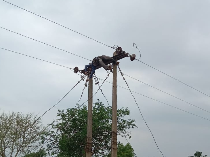 करंट लगने से पोल से ही चिपक गया मैकेनिक।