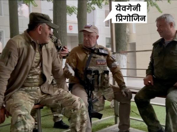 वैगर आर्मी के चीफ प्रिगोजिन (लाल घेरे में) रोस्तोव में रूसी मिलिट्री हेडक्वार्टर में अपने लड़ाकों से बात करते नजर आए।