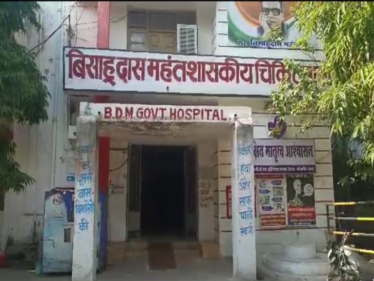 डॉक्टर ने युवक की जांच के बाद उसे मृत घोषित किया।