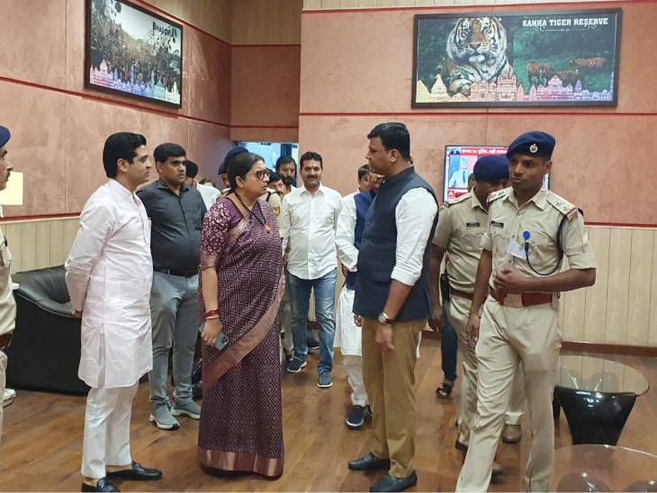 एयरपोर्ट के लाउंज में भाजपा नगर अध्यक्ष गौरव रणदिवे से चर्चा करती ईरानी।