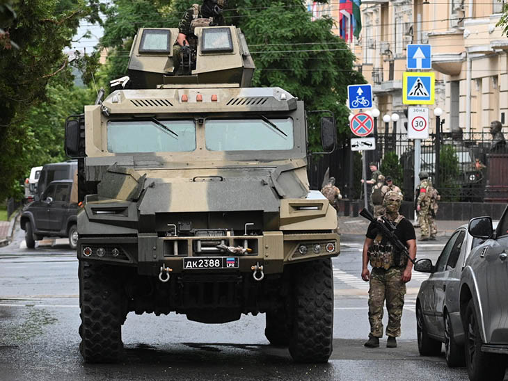 रॉयटर्स के मुताबिक रोस्तोव की सभी मिलिट्री साइट्स पर बड़ी संख्या में वैगनर के लड़ाके तैनात कर दिए गए हैं।