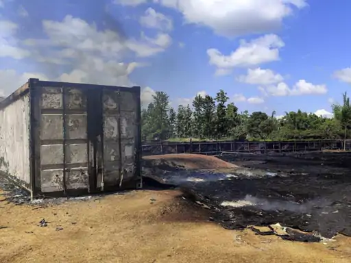 आगजनी में मंत्री एल सुसींद्रो का गोदाम पूरी तरह जलकर खाक हो गया।