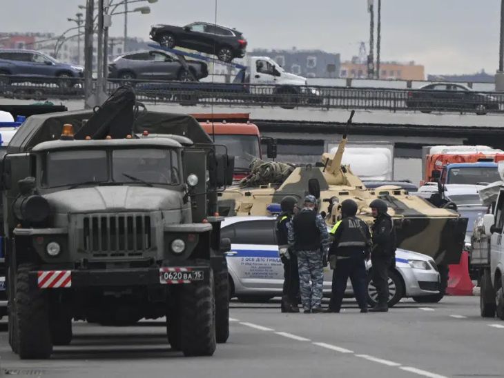 तस्वीर मॉस्को के एक हाईवे की है। यहां रूस ने सुरक्षाकर्मी, बख्तरबंद गाड़ियां और टैंक तैनात किए हैं।
