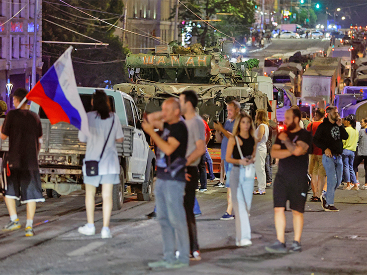वैगनर के लड़ाकों को रूस में जगह-जगह लोगों का समर्थन मिला। वे चीयर करने के लिए सड़कों पर आ गए।