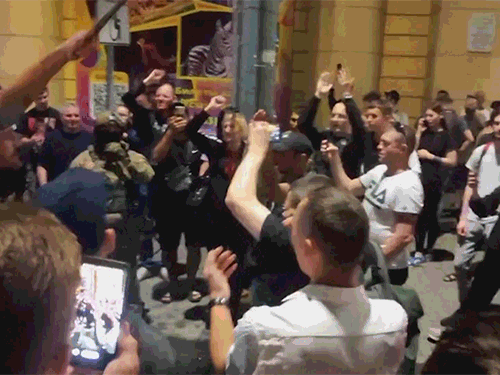 रोस्तोव शहर में लोगों ने ताली बजाकर वैगनर के लड़ाकों का स्वागत किया।