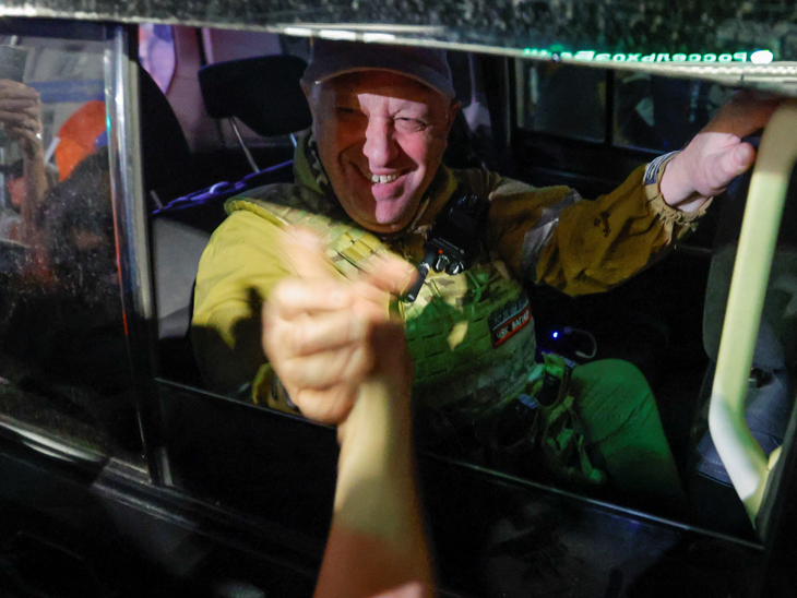 वैगनर चीफ प्रिगोजिन की यह तस्वीर शनिवार देर रात रोस्तोव शहर में ली गई। रूस से डील के बाद वे अपने लड़ाकों के साथ यहां के मिलिट्री हेडक्वार्टर को खाली कर चले गए।